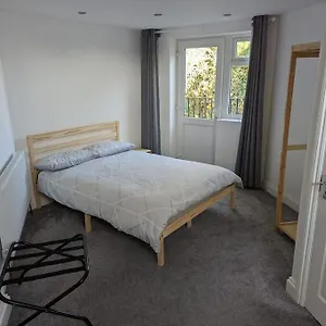 Flat With Great Transport Links Welling